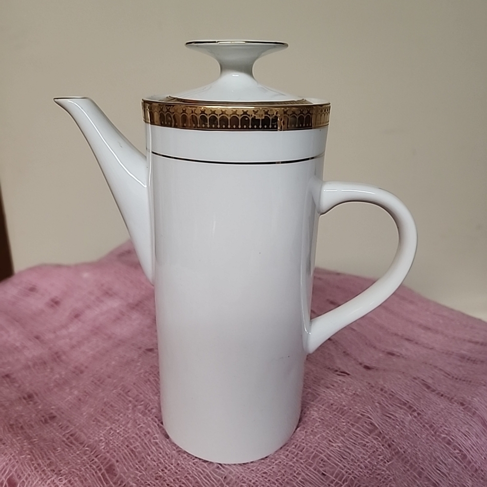 Vintage cafe/ tea pot. BEAUTIFUL